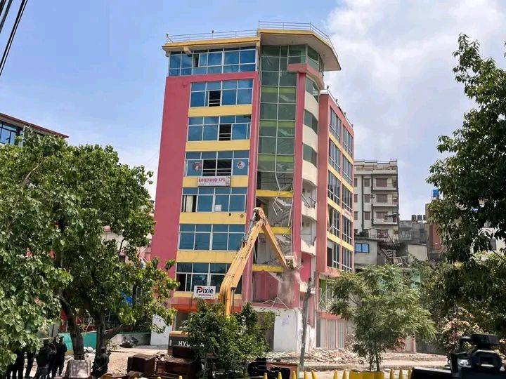 भाइरल ७ तले घर भत्काउन डोजर, अनामनगरमा सरकारी कारबाही सुरु