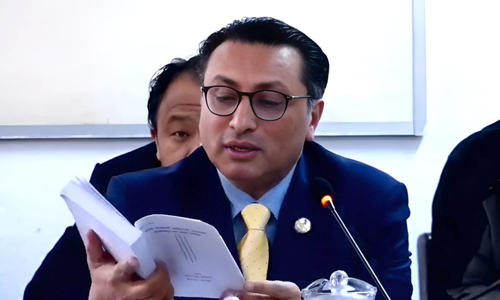 संसदीय समितिमा अर्थमन्त्रीलाई प्रष्टीकरणको मौका, ‘त्रुटि सुधार’ भन्दै गरे बचाउ