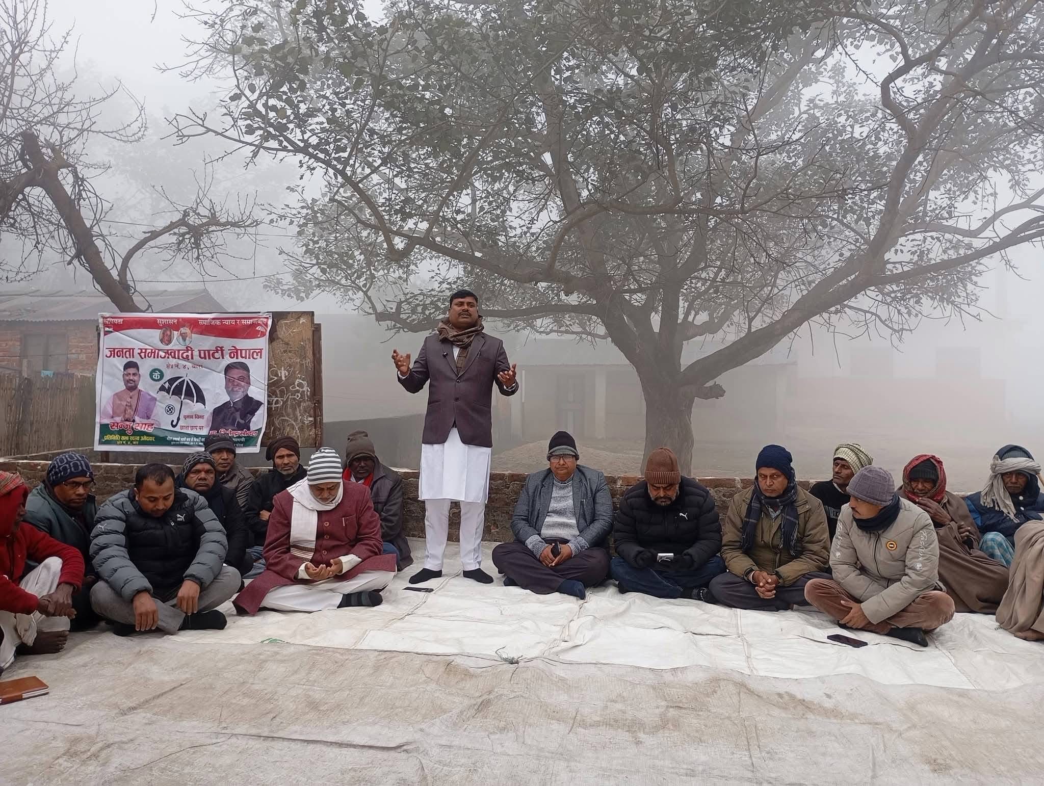 बाराको जीतपुरसिमरामा मतदातासँग जसपाका उम्मेदवार सन्जु साहको छलफल