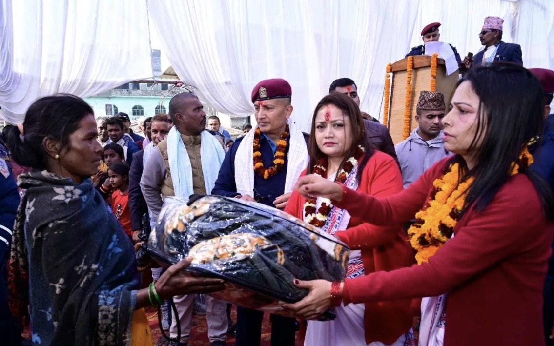 नेपाल प्रहरी श्रीमती संघद्वारा बारामा २३० विपन्नलाई ब्लाङ्केट वितरण