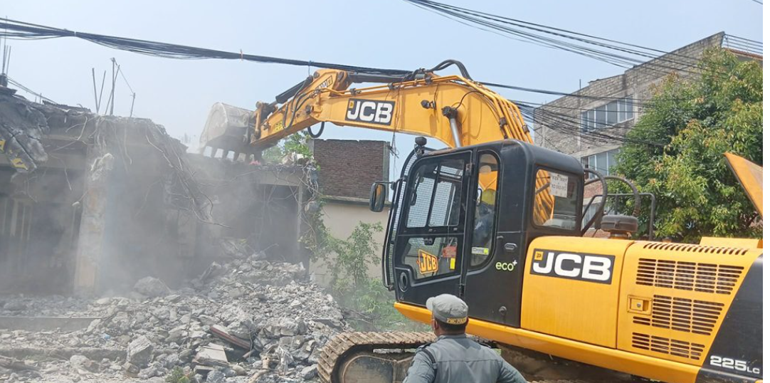 पोखराको फिर्केखोलाका संरचना हटाउन डोजर चल्यो