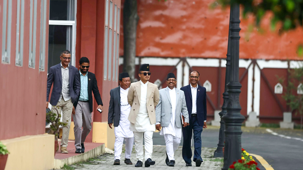 शपथका लागि शीतलनिवास पुगे सुधन गुरुङ र महावीर पुन, मन्त्रिपरिषद् विस्तार आजै